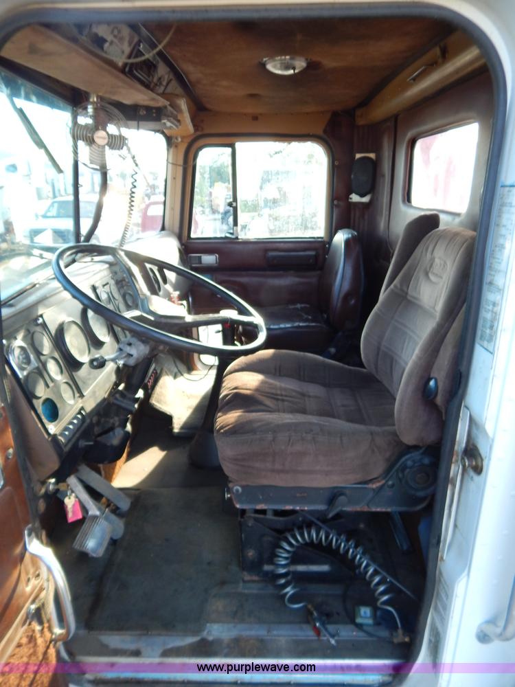 image for item G3222 1986 International F9370 wrecker truck