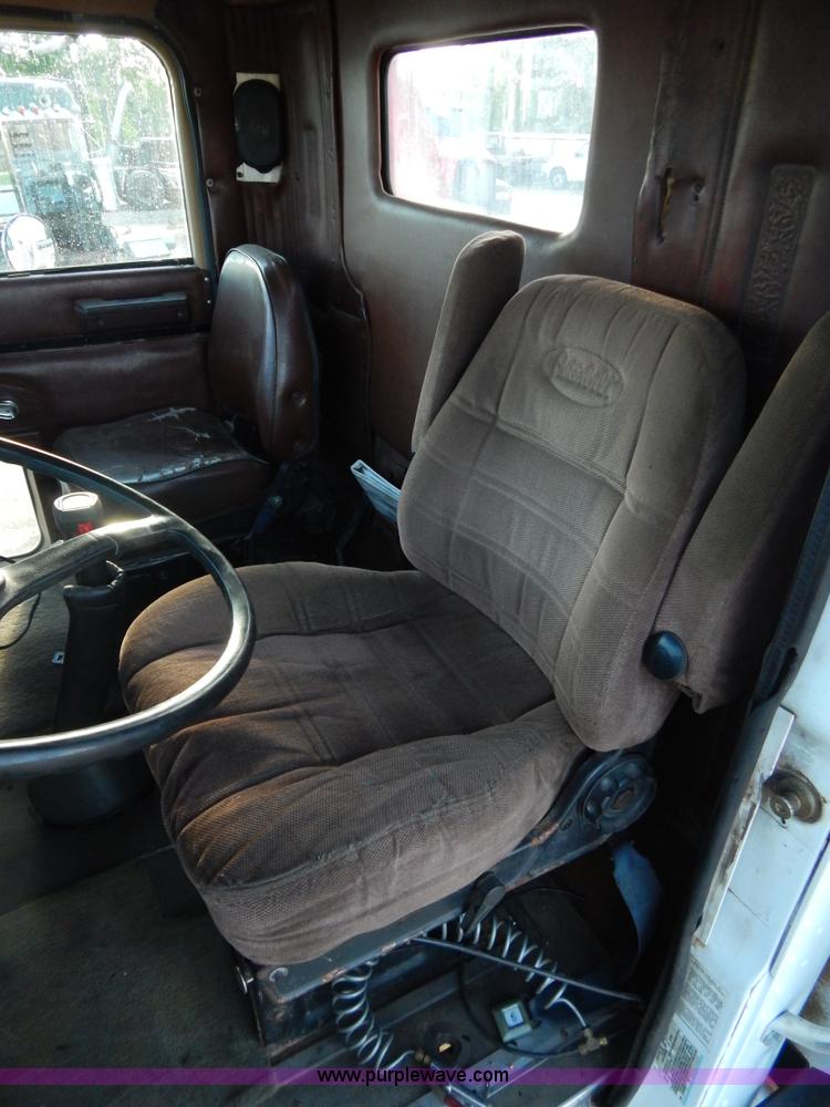 image for item G3222 1986 International F9370 wrecker truck