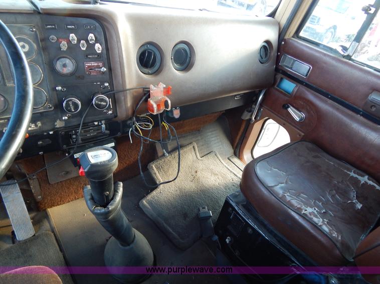 image for item G3222 1986 International F9370 wrecker truck