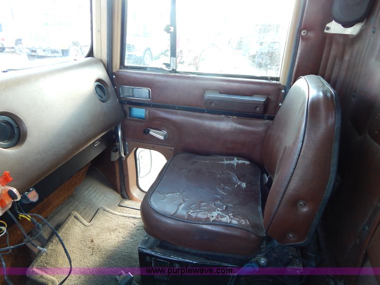 image for item G3222 1986 International F9370 wrecker truck