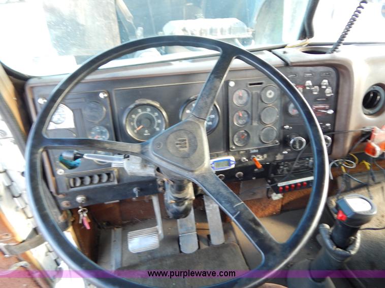 image for item G3222 1986 International F9370 wrecker truck