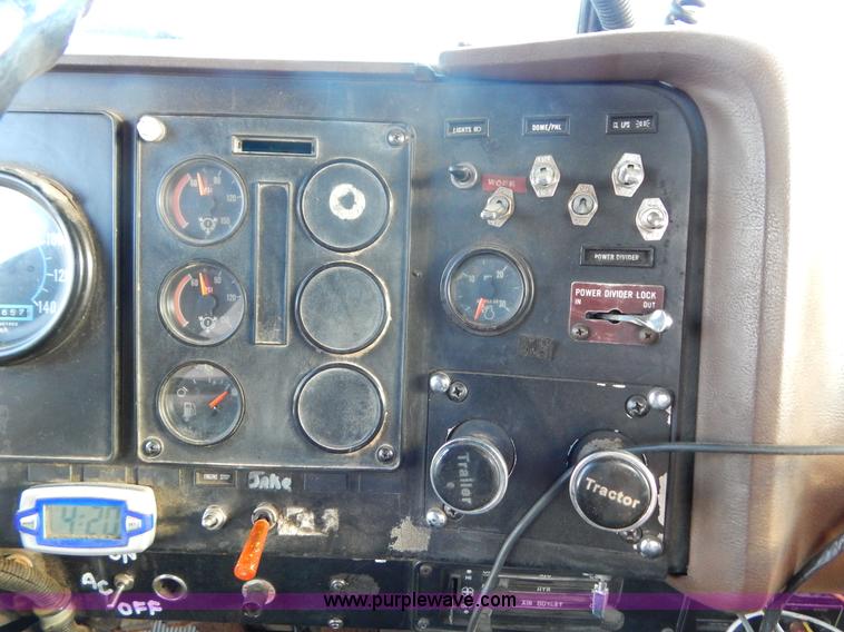 image for item G3222 1986 International F9370 wrecker truck