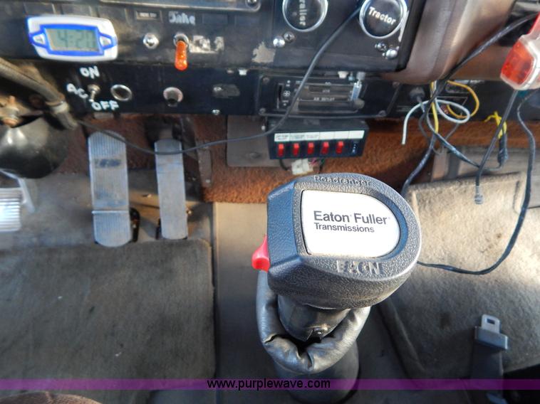 image for item G3222 1986 International F9370 wrecker truck