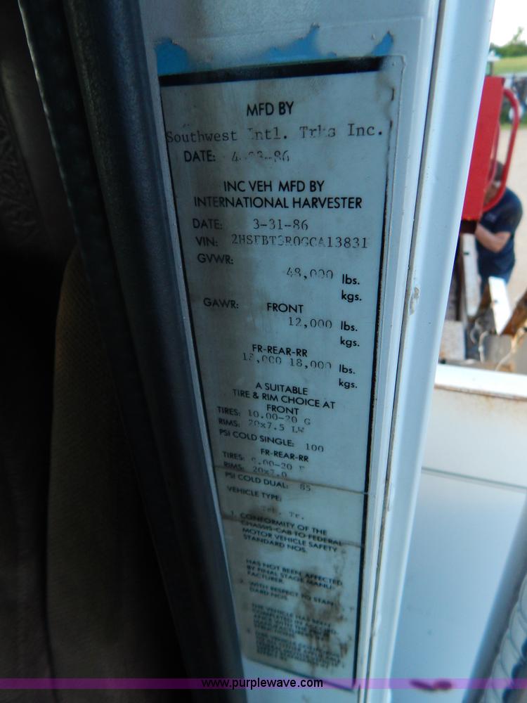 image for item G3222 1986 International F9370 wrecker truck