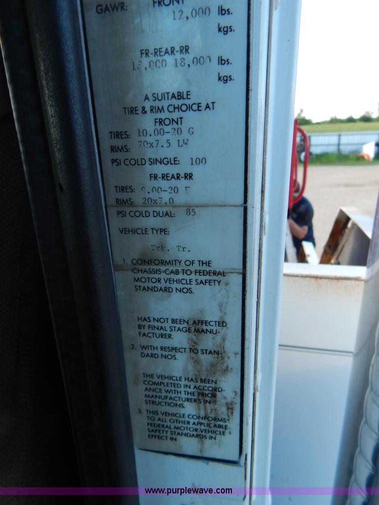 image for item G3222 1986 International F9370 wrecker truck