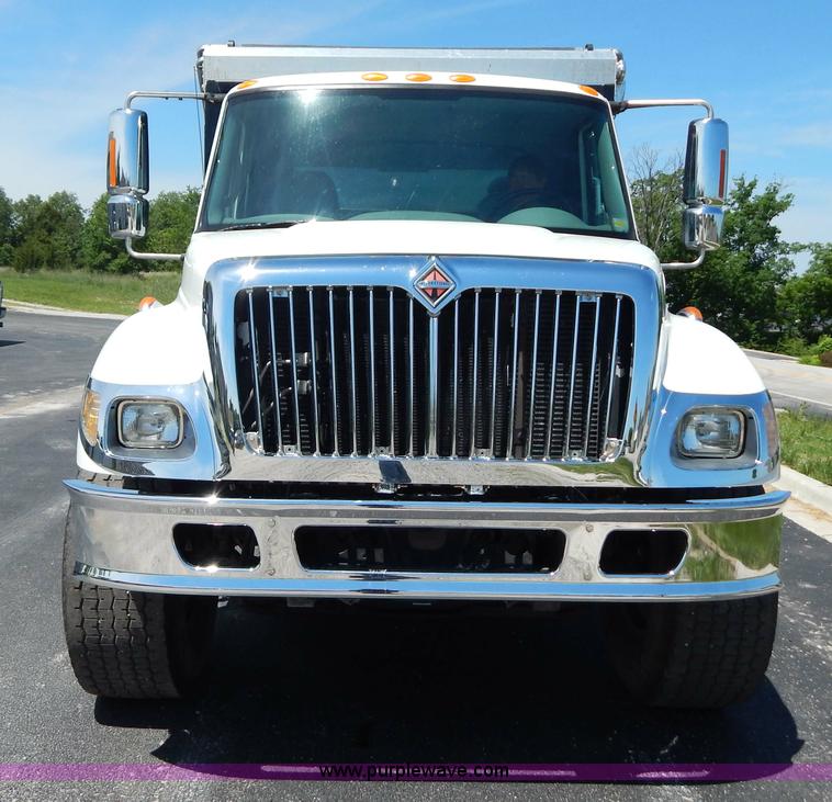 image for item G3225 2004 International 7400 dump truck