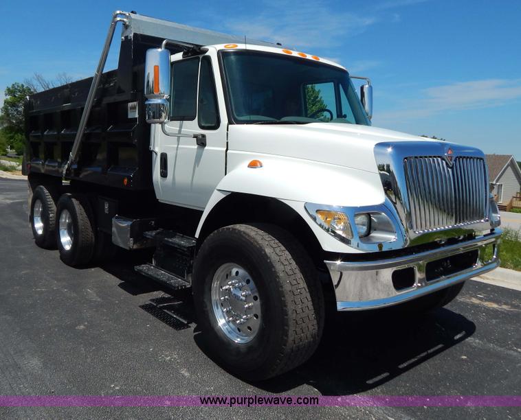 image for item G3225 2004 International 7400 dump truck