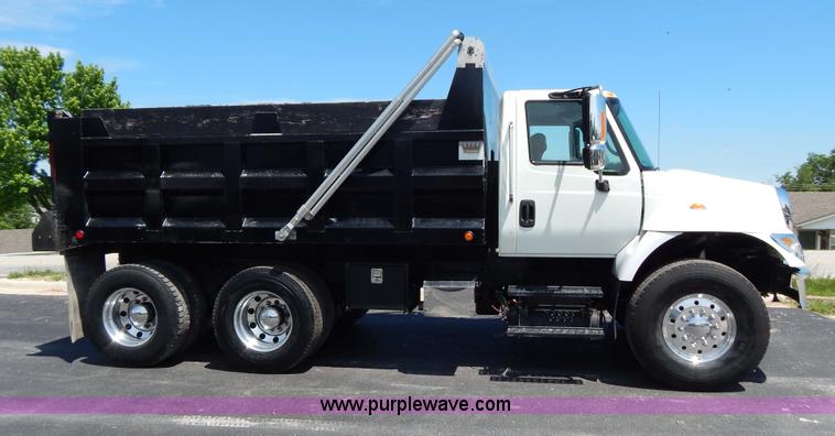 image for item G3225 2004 International 7400 dump truck