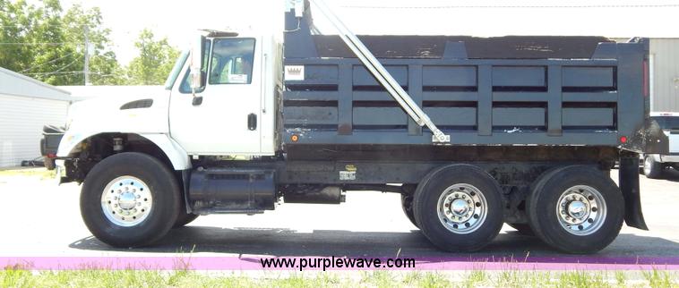 image for item G3225 2004 International 7400 dump truck