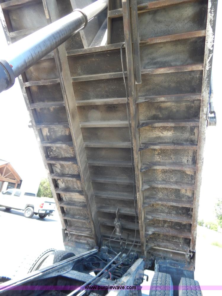 image for item G3225 2004 International 7400 dump truck