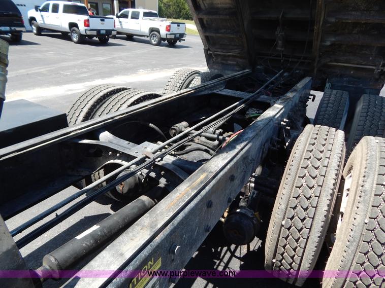 image for item G3225 2004 International 7400 dump truck