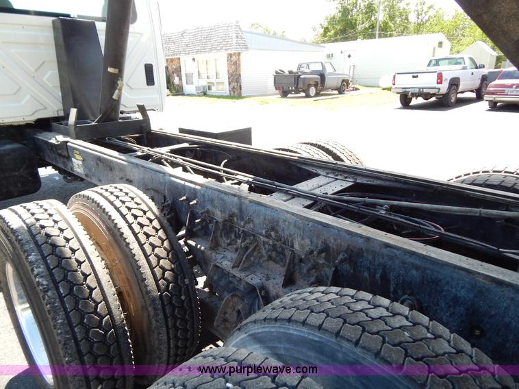 image for item G3225 2004 International 7400 dump truck