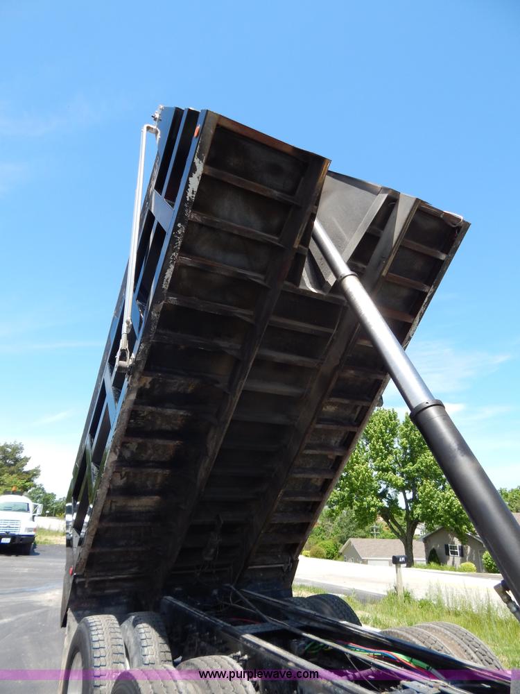 image for item G3225 2004 International 7400 dump truck