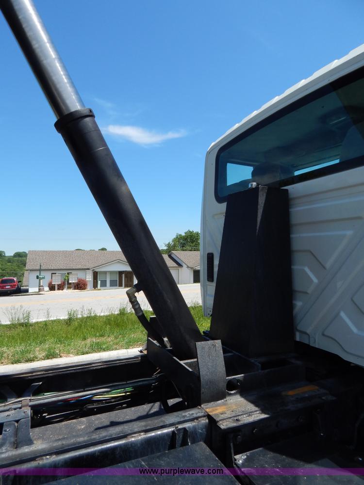 image for item G3225 2004 International 7400 dump truck