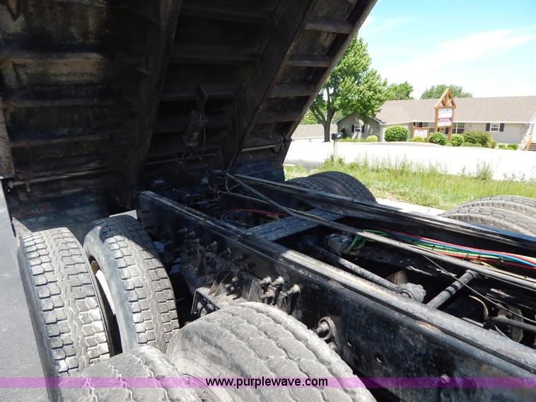 image for item G3225 2004 International 7400 dump truck