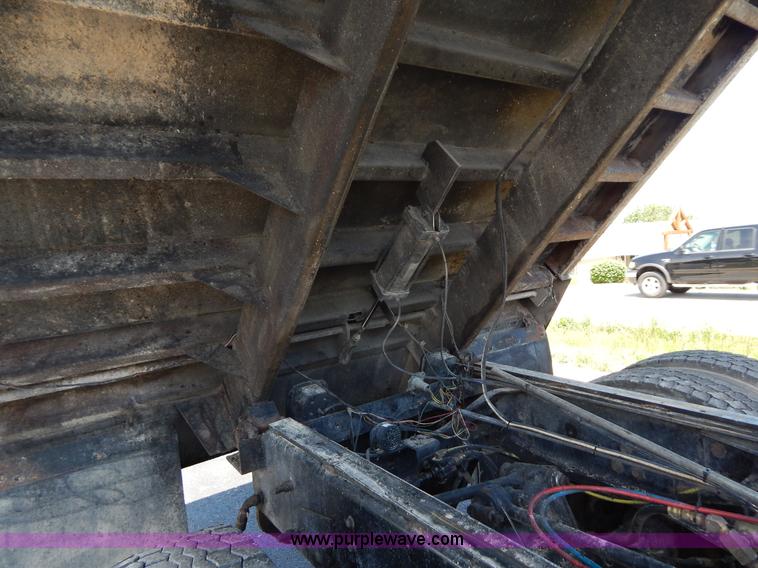 image for item G3225 2004 International 7400 dump truck