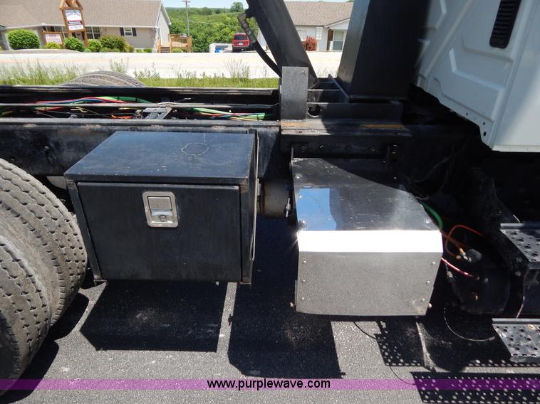 image for item G3225 2004 International 7400 dump truck