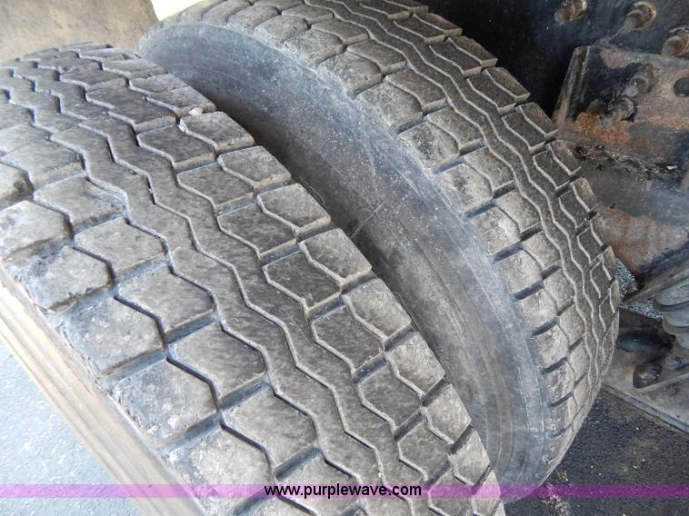 image for item G3225 2004 International 7400 dump truck