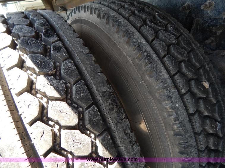 image for item G3225 2004 International 7400 dump truck