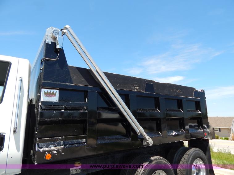 image for item G3225 2004 International 7400 dump truck