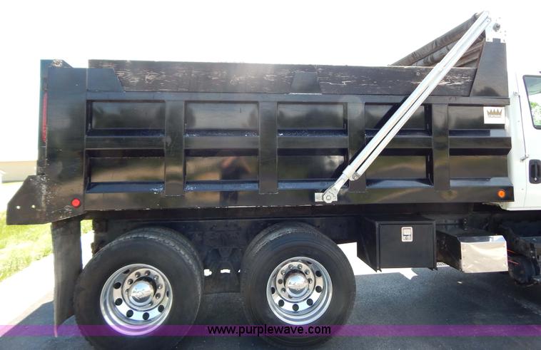 image for item G3225 2004 International 7400 dump truck