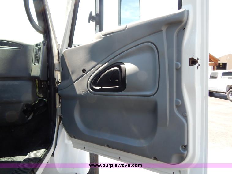 image for item G3225 2004 International 7400 dump truck