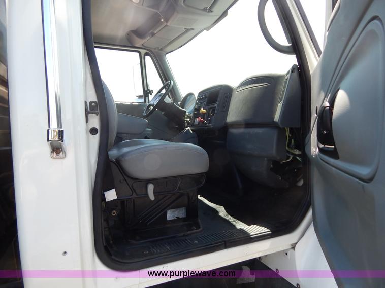 image for item G3225 2004 International 7400 dump truck