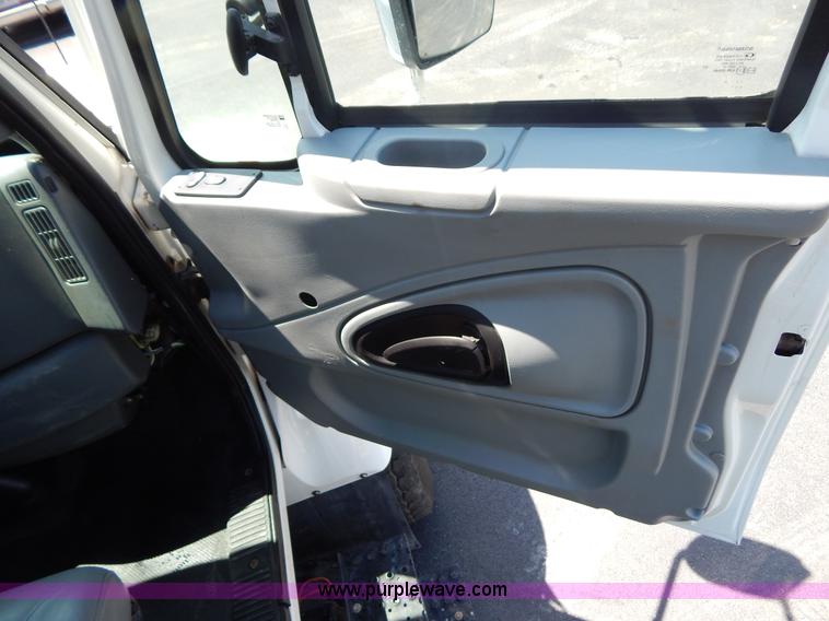 image for item G3225 2004 International 7400 dump truck