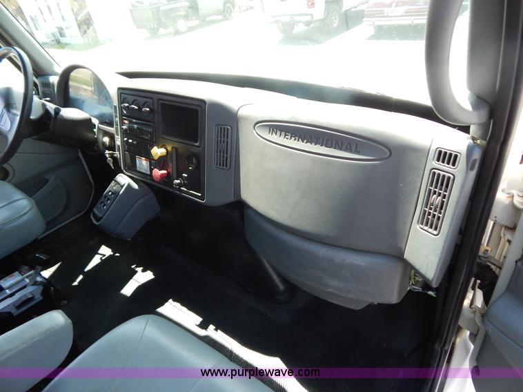 image for item G3225 2004 International 7400 dump truck