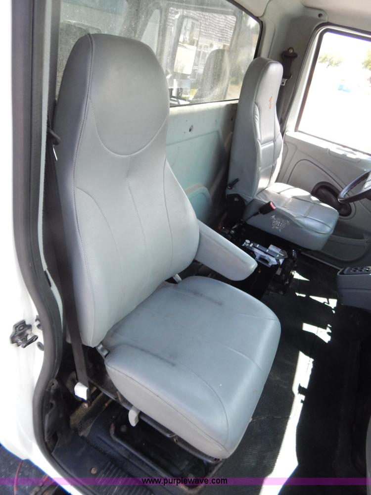 image for item G3225 2004 International 7400 dump truck