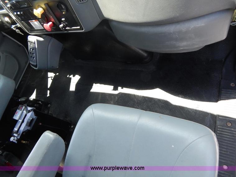 image for item G3225 2004 International 7400 dump truck