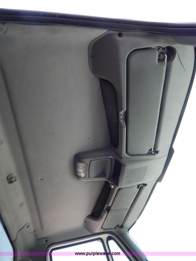 image for item G3225 2004 International 7400 dump truck