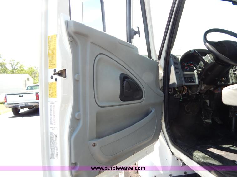 image for item G3225 2004 International 7400 dump truck