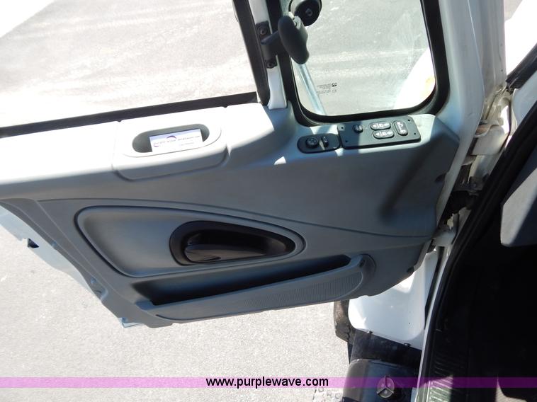 image for item G3225 2004 International 7400 dump truck