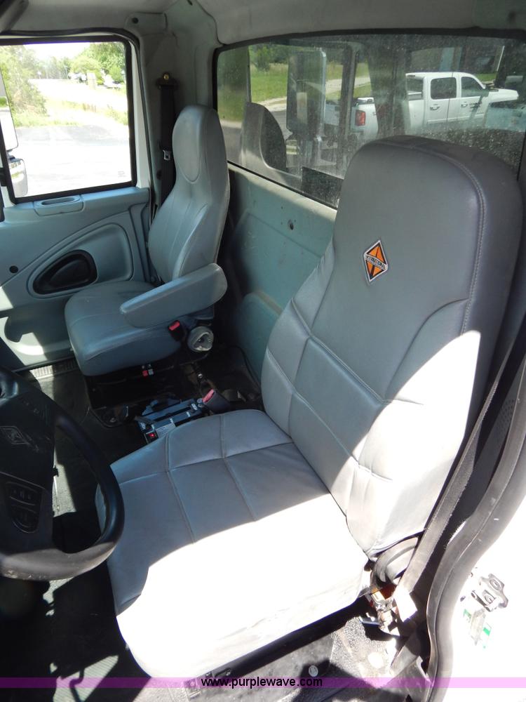 image for item G3225 2004 International 7400 dump truck