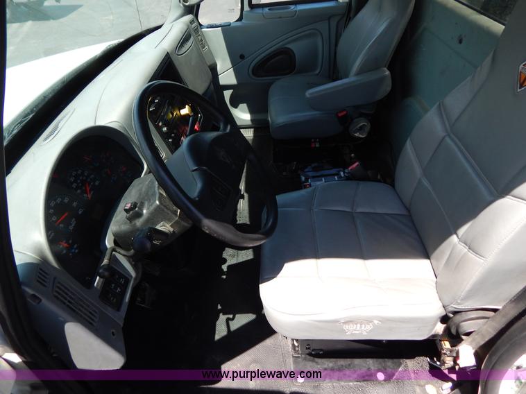 image for item G3225 2004 International 7400 dump truck