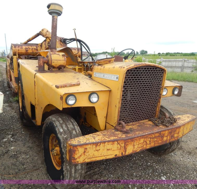 image for item G3235 John Deere elevating scraper