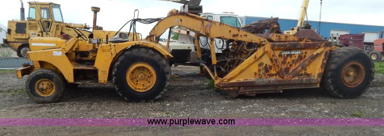 image for item G3235 John Deere elevating scraper