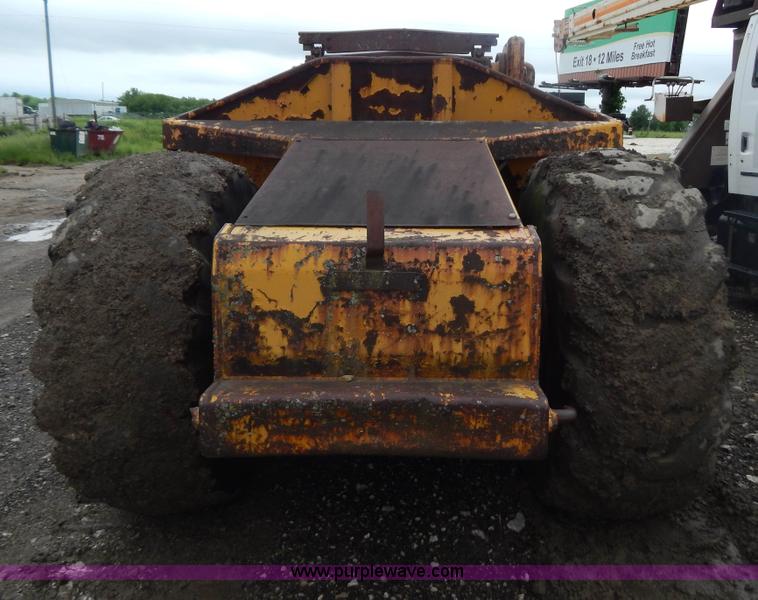 image for item G3235 John Deere elevating scraper