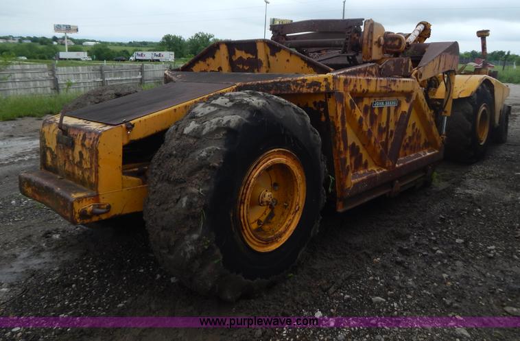 image for item G3235 John Deere elevating scraper