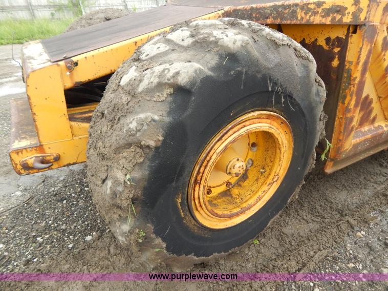 image for item G3235 John Deere elevating scraper