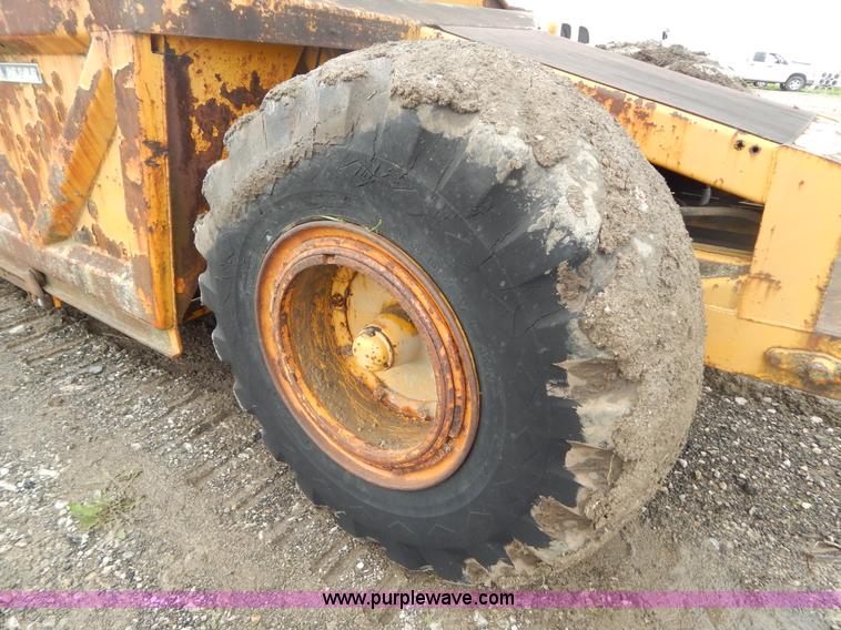 image for item G3235 John Deere elevating scraper