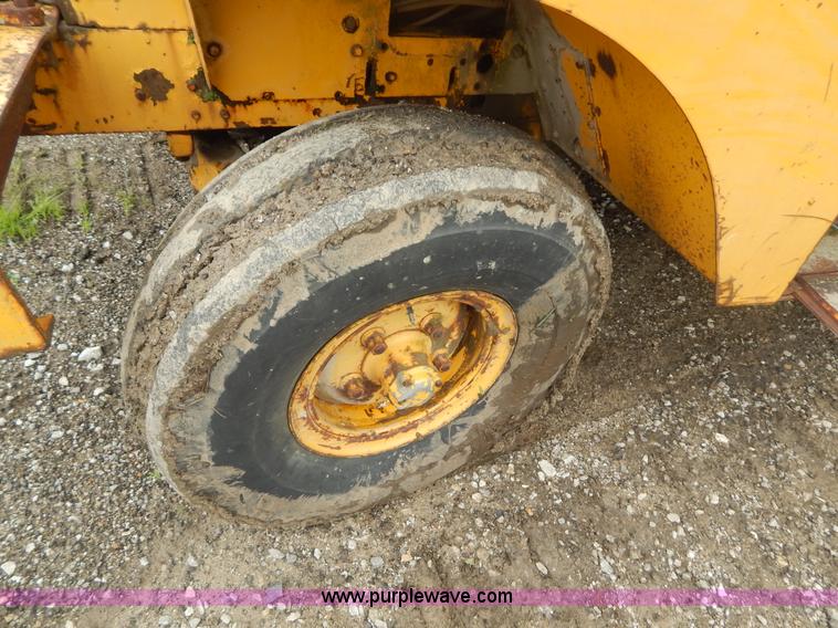 image for item G3235 John Deere elevating scraper