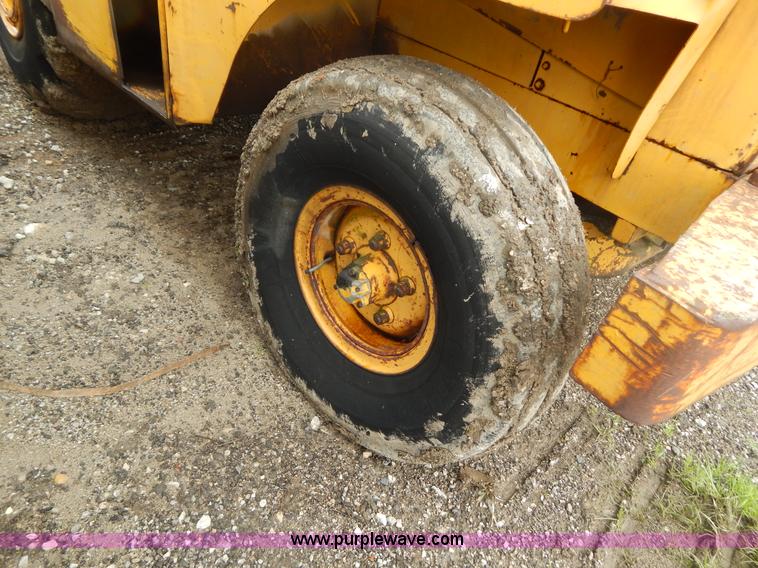 image for item G3235 John Deere elevating scraper