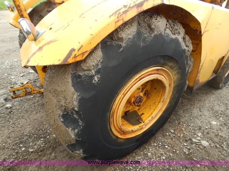 image for item G3235 John Deere elevating scraper