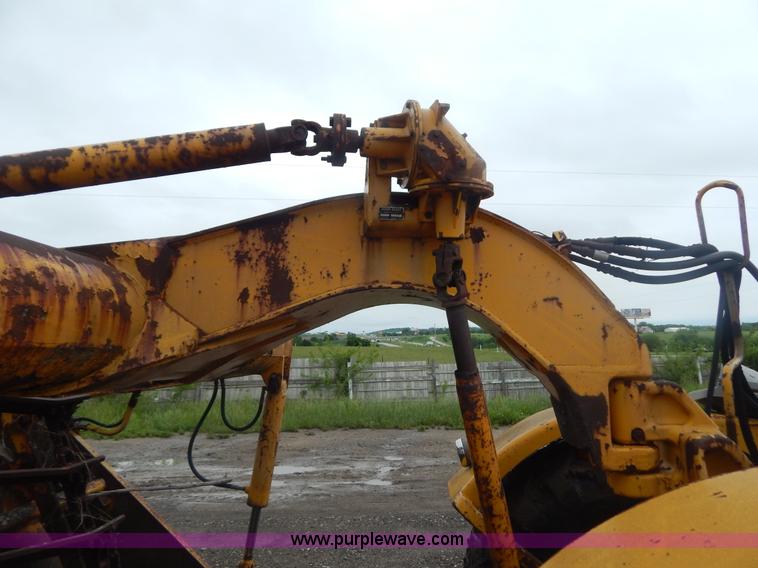 image for item G3235 John Deere elevating scraper