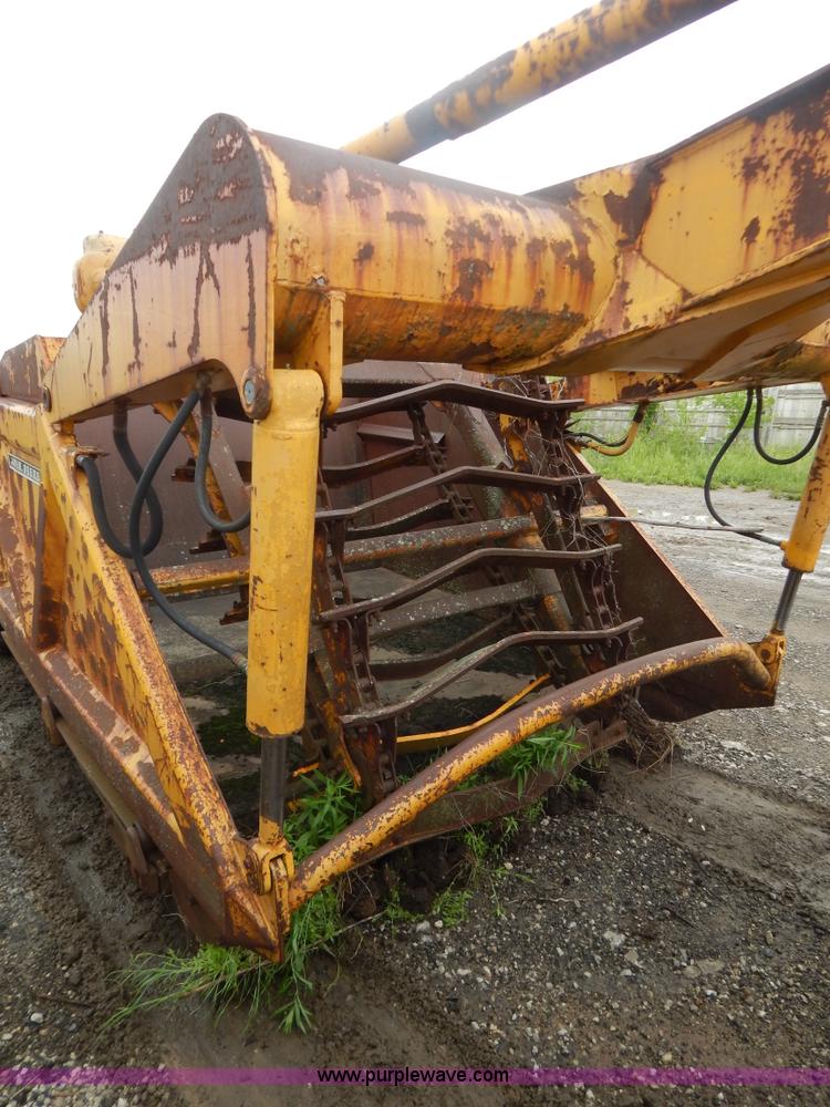 image for item G3235 John Deere elevating scraper