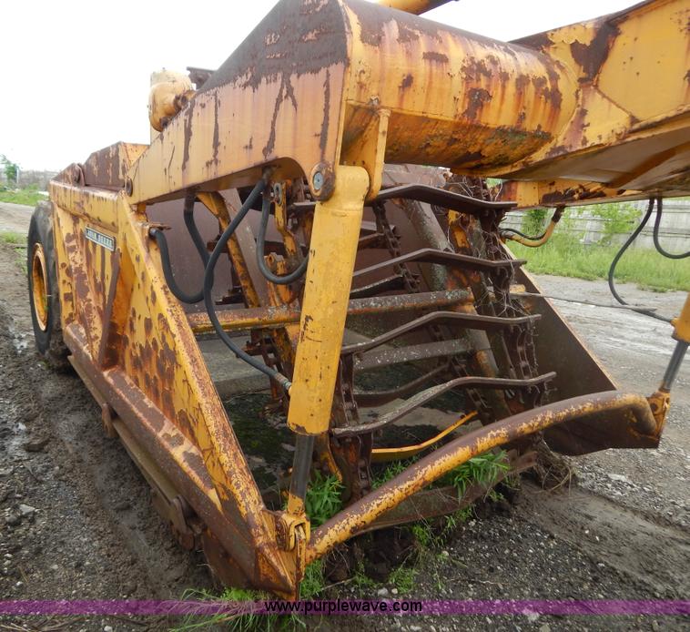 image for item G3235 John Deere elevating scraper