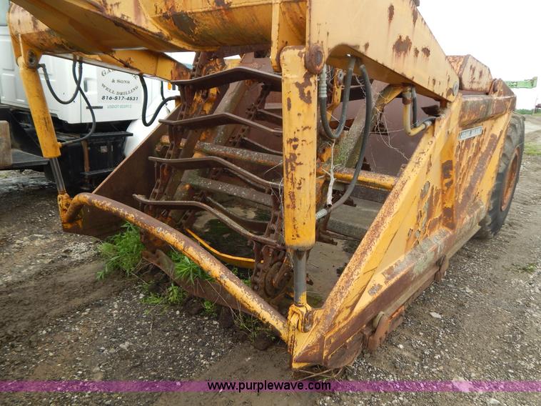 image for item G3235 John Deere elevating scraper