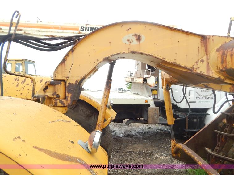 image for item G3235 John Deere elevating scraper